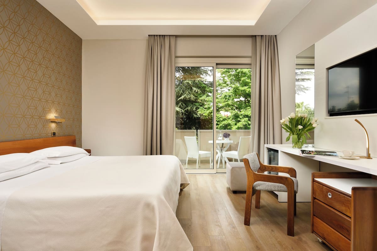 standard double or twin room, city view | 1 bedroom, minibar, in-room safe, individually furnished