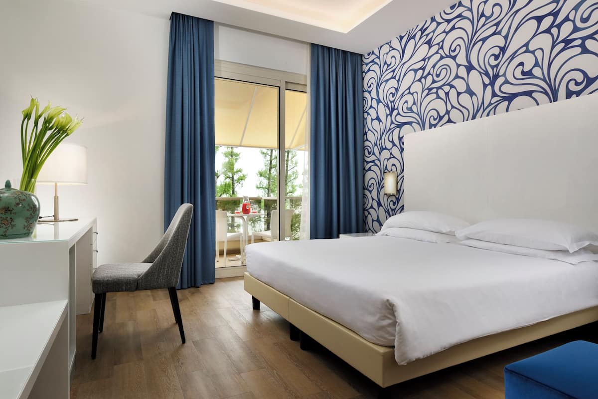 superior double room, balcony, partial lake view | 1 bedroom, minibar, in-room safe, individually furnished