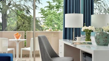 Standard-Doppel- oder -Zweibettzimmer, Stadtblick | Minibar, Zimmersafe, individuell eingerichtet, Schreibtisch