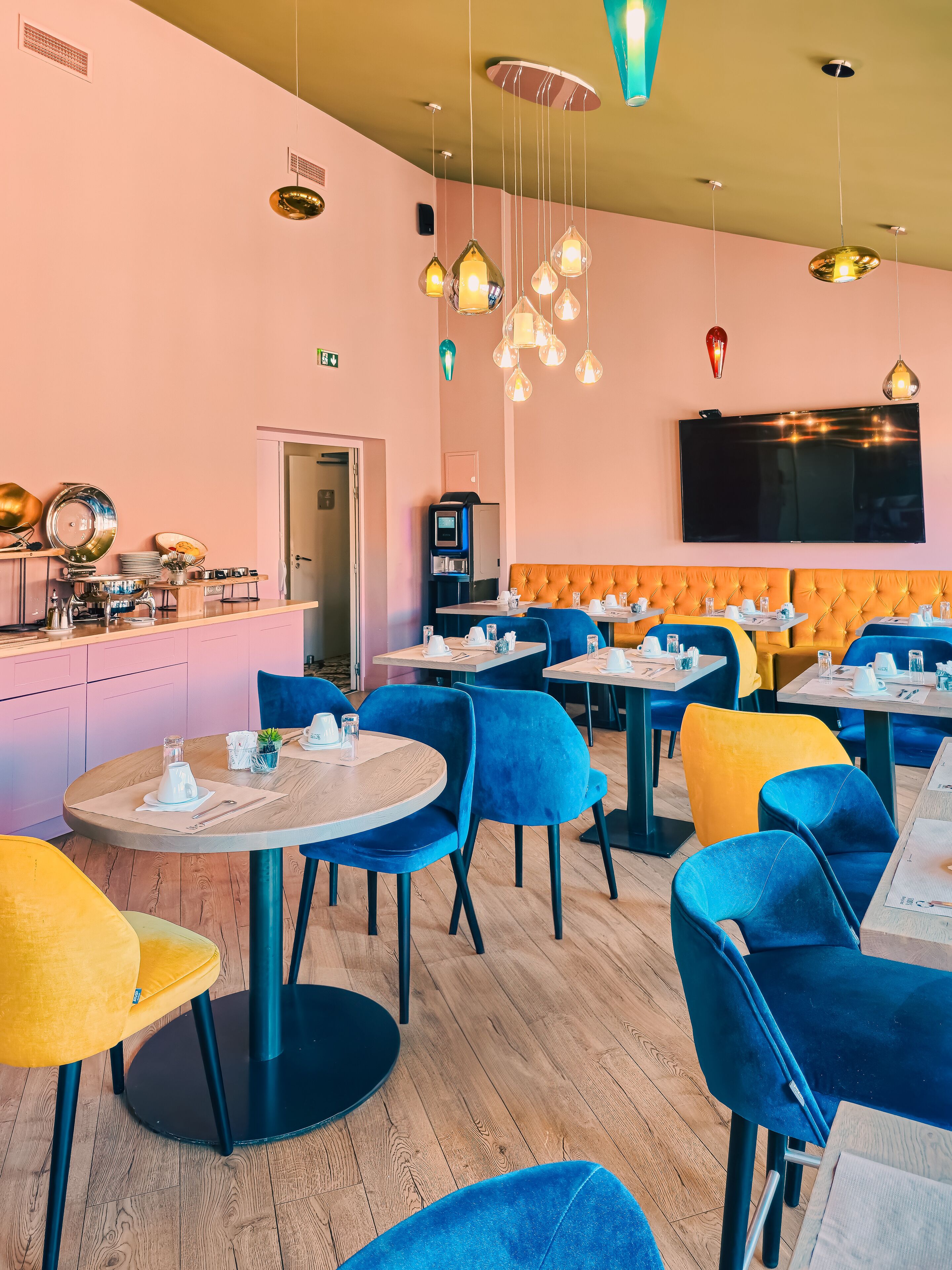 Se ofrece un desayuno bufé todos los días (15 EUR por persona)