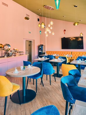 Daily buffet breakfast (EUR 15 per person) - Grand Hôtel Dauphiné Toulon, Boutique Hôtel & Suites (Toulon)