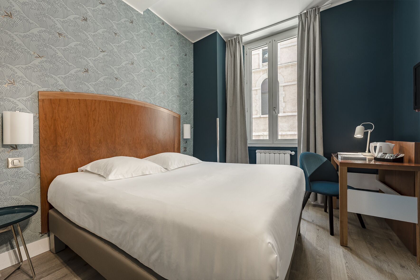 Sängtillbehör av högsta kvalitet, minibar och skrivbord