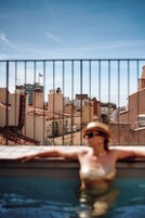 Una piscina al aire libre de temporada, sillones reclinables de piscina