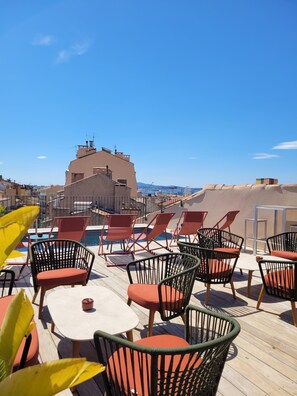 Seasonal outdoor pool, open 8:00 AM to 7:00 PM, pool loungers - Grand Hôtel Dauphiné Toulon, Boutique Hôtel & Suites (Toulon)
