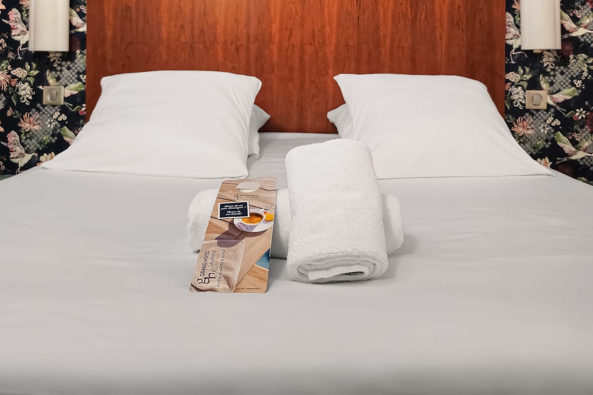 Bộ đồ giường cao cấp, minibar, bàn, màn/rèm cản sáng 