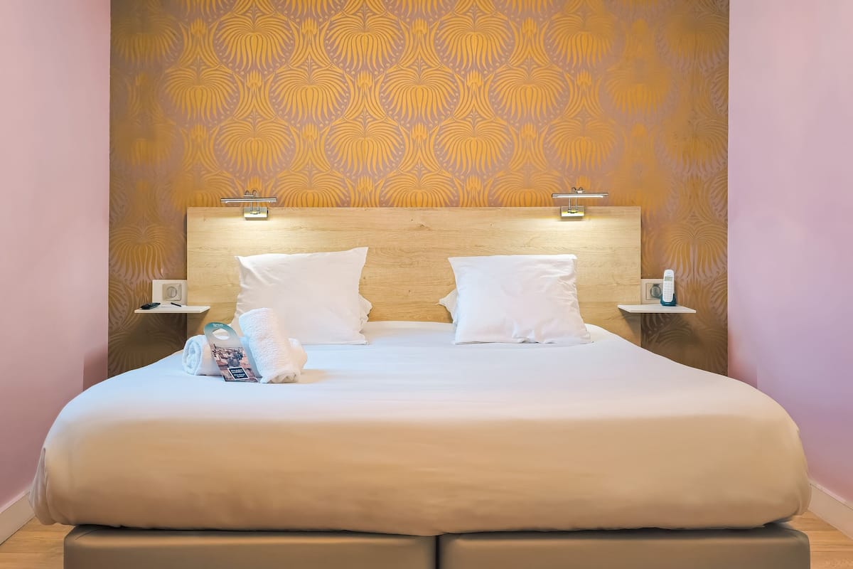 Phòng Deluxe | Bộ đồ giường cao cấp, minibar, bàn, màn/rèm cản sáng 