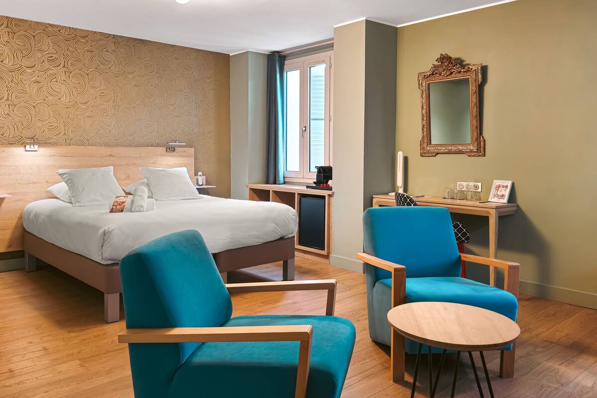 Phòng Suite | Bộ đồ giường cao cấp, minibar, bàn, màn/rèm cản sáng 