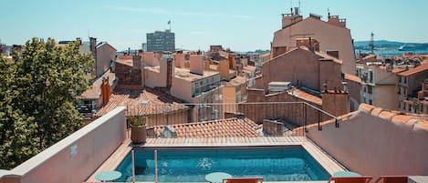 Una piscina al aire libre de temporada (de 08:00 a 19:00), tumbonas