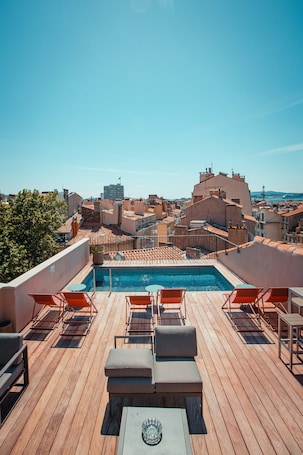 Una piscina al aire libre de temporada, sillones reclinables de piscina