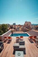 Una piscina al aire libre de temporada, sillones reclinables de piscina