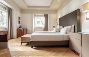 Premium bedding, down comforters, pillowtop beds, minibar - Melia Genova (Genoa)