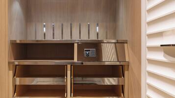 Una cabina armadio moderna, ben illuminata, con mobili in legno ed scaffali a incasso.