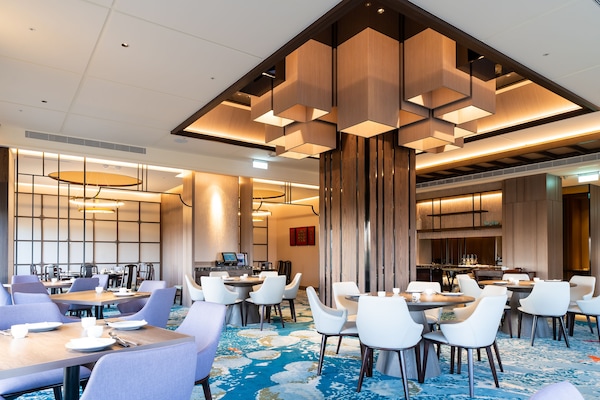 3 restoran, melayani makan siang