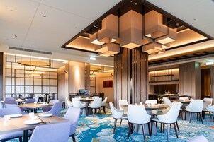 3 restaurants, lunch served