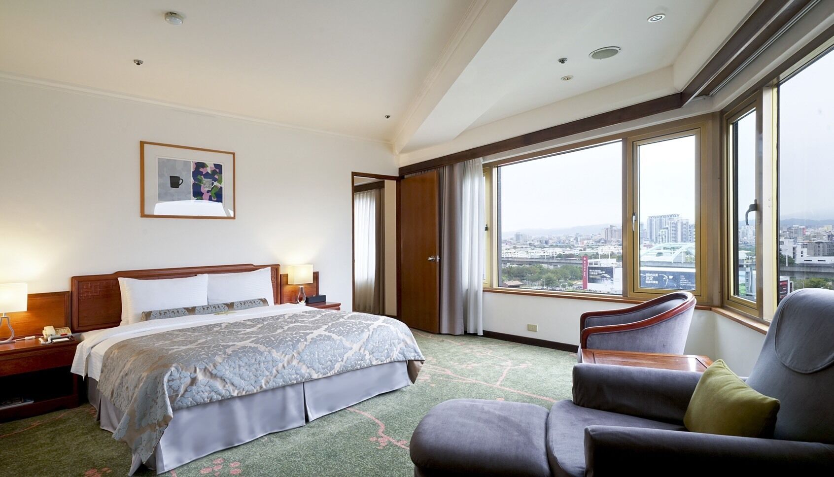 deluxe suite | 1 bedroom, premium bedding, down duvets, in-room safe