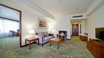 Deluxe Suite | Living area | Flat-screen TV