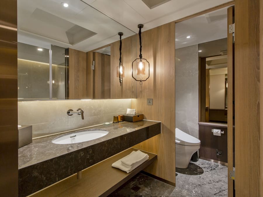 Familien-Vierbettzimmer (Newly Renovated) | Badezimmer | Badewanne und Dusche (separat), Komfortbadewanne