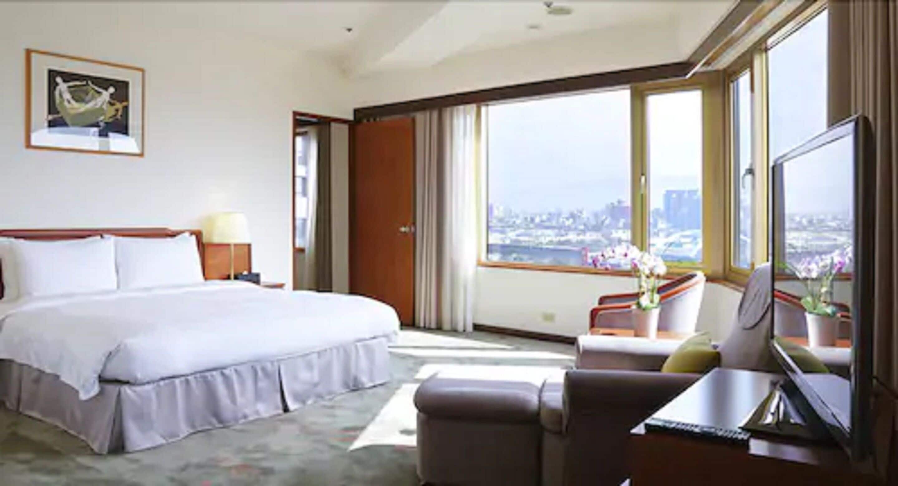deluxe suite | 1 bedroom, premium bedding, down duvets, in-room safe