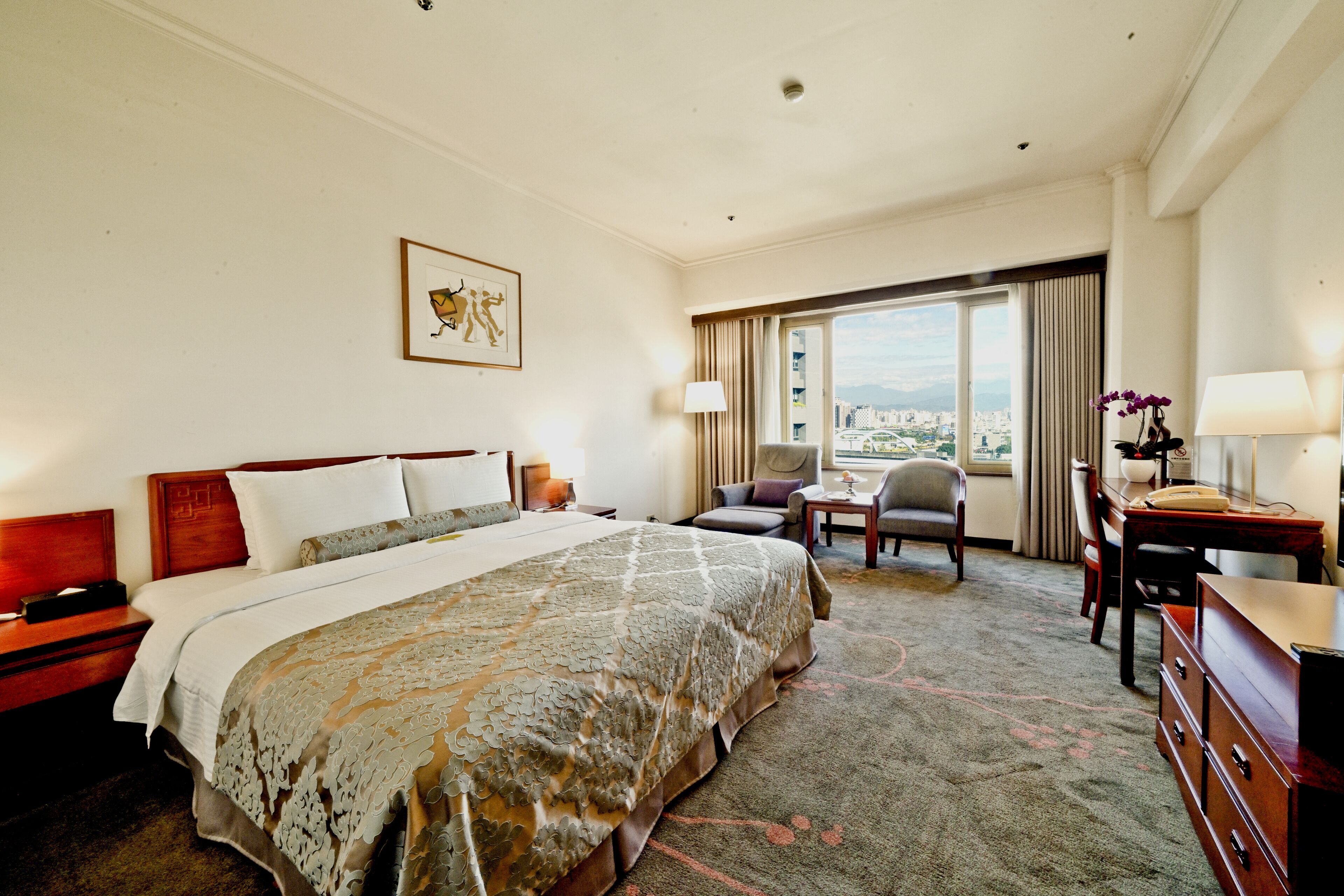 高級寝具、羽毛の掛け布団、セーフティボックス (室内)、デスク