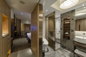 Kahden hengen exclusive-huone (Newly Renovated) | Ylelliset vuodevaatteet, untuvapeitot, tallelokero huoneessa, työpöytä