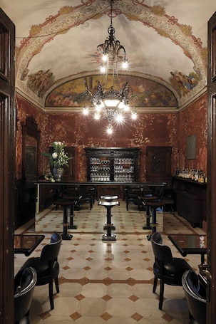 Bar (on property). Villa Laetitia