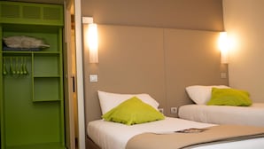 A hotel room with two beds, a green wardrobe, and wall-mounted lights. - Campanile Villeneuve sur Lot - Pujols (Pujols)