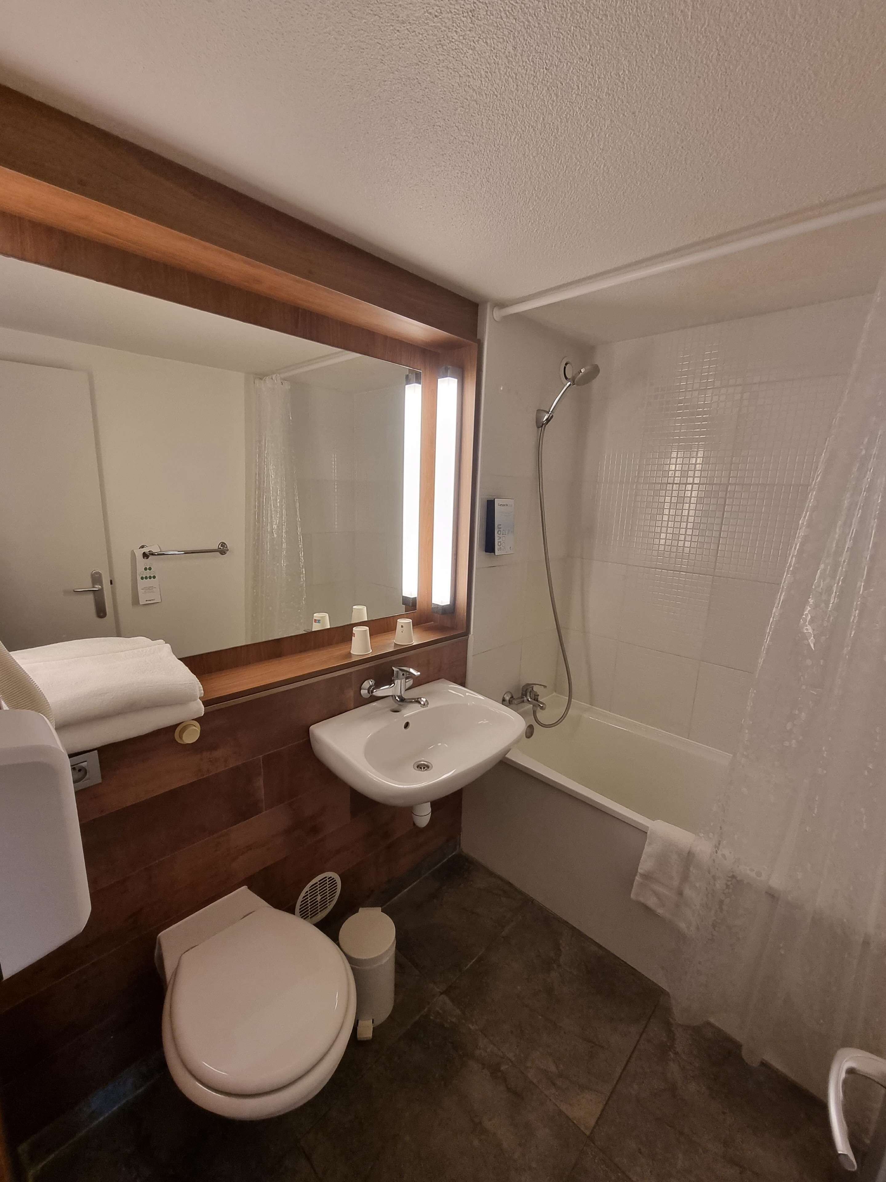 Chambre Standard, 1 lit double | Salle de bain accessible aux personnes à mobilité réduite