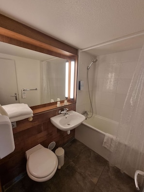 Quarto standard, 1 cama de casal | Banheiro acessível