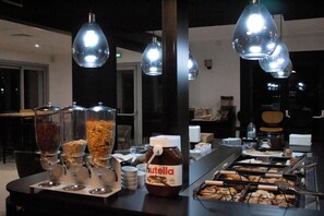 Daily buffet breakfast (EUR 11.90 per person) - Campanile Villeneuve sur Lot - Pujols (Pujols)