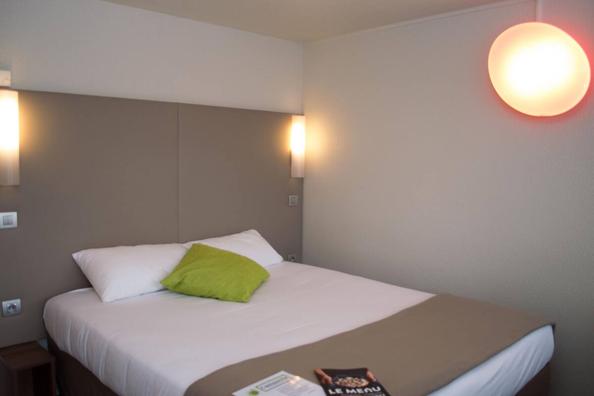 Bureau, chambres insonorisées, lits bébé (gratuits)