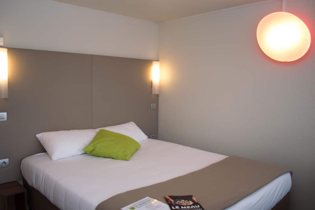 Standard Room, 1 Double Bed | Desk, soundproofing, free cribs/infant beds, rollaway beds