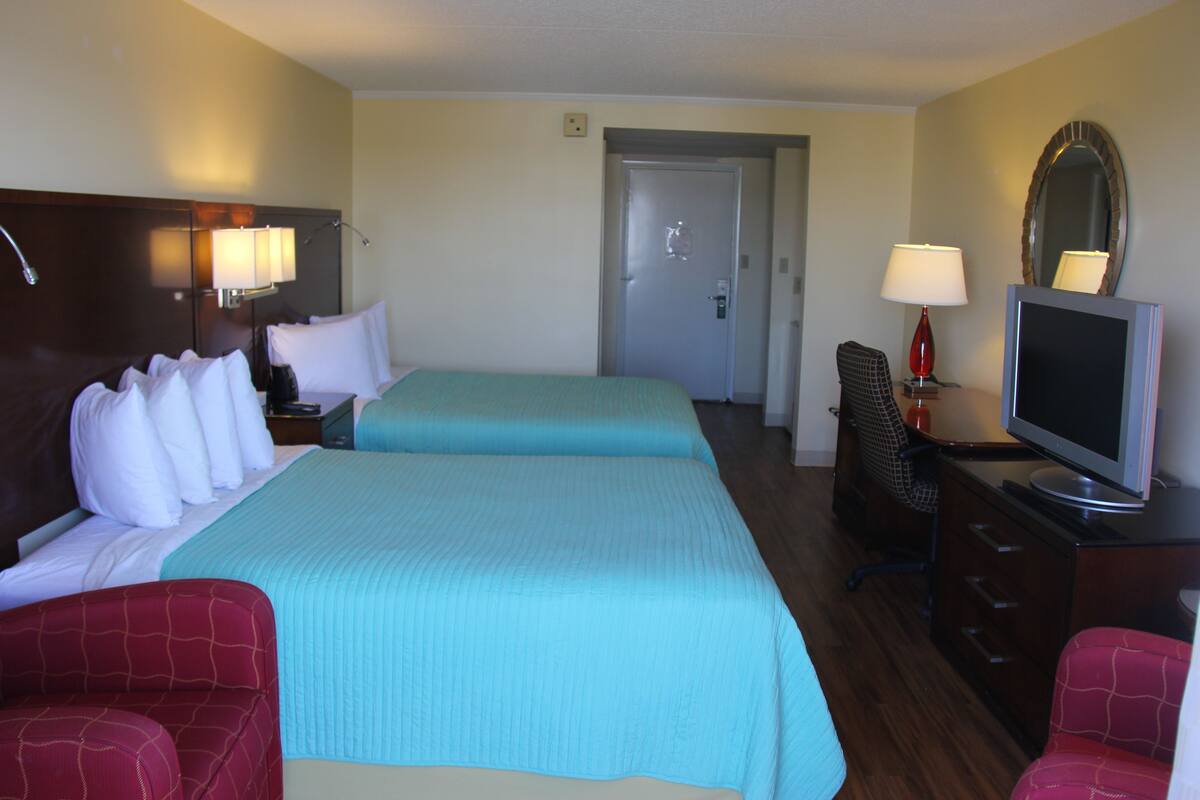 Deluxe Room | Iron/ironing board, WiFi (free), alarm clocks, bed sheets