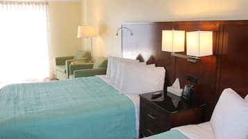 Habitación Premier, 2 camas Queen size | Tabla de planchar con plancha, wifi gratis, ropa de cama y despertador