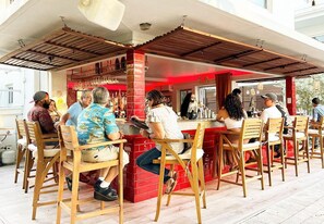 Déjeuner et dîner servis sur place, vue sur la piscine 