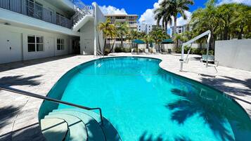 3 hồ bơi ngoài trời, dù/ô trên bãi biển/hồ bơi, ghế dài tắm nắng