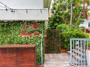 Déjeuner et dîner servis sur place, vue sur la piscine 