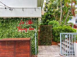 供应午餐和晚餐，西班牙菜，泳池景观