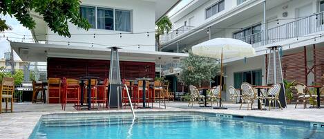 Serveert lunch, diner, Spaanse gerechten, uitzicht op het zwembad