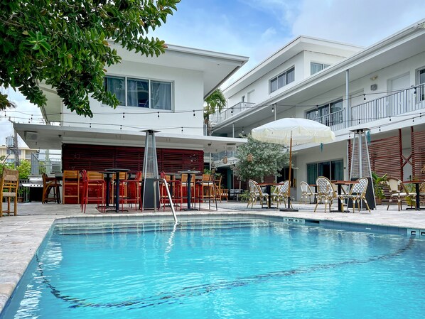 Lunsj og middag serveres, spanske retter, utsikt mot bassenget 