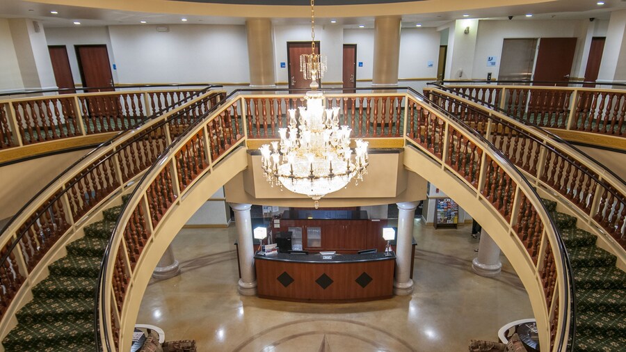 Holiday Inn Express and Suites Bakersfield Central by IHG