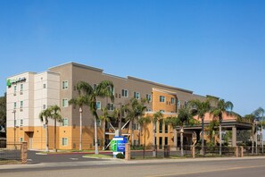 Exterior - Holiday Inn Express and Suites Bakersfield Central by IHG (Bakersfield)