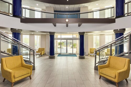 Holiday Inn Express and Suites Bakersfield Central by IHG