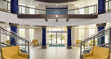 Holiday Inn Express and Suites Bakersfield Central by IHG