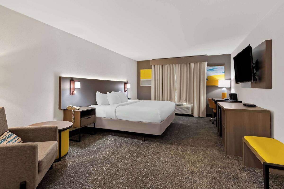 Standard Room, 1 King Bed, Non Smoking | Premium bedding, desk, laptop workspace, blackout drapes