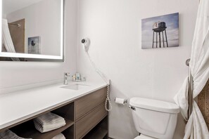Standard Room, 1 King Bed, Non Smoking | Bathroom