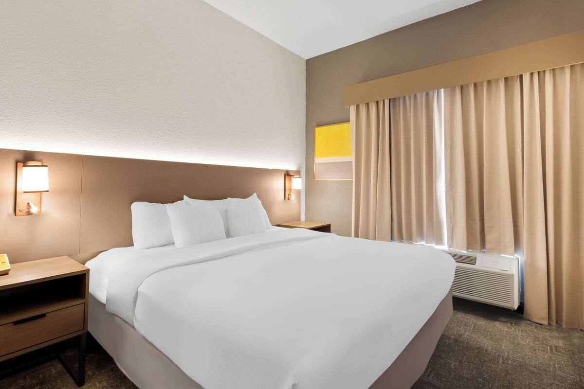 Room, 1 King Bed, Accessible, Non Smoking | Premium bedding, desk, laptop workspace, blackout drapes