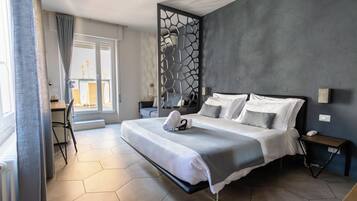Design Suite, 1 Bedroom, Terrace, Garden Area | Daunenbettdecken, Minibar, Zimmersafe, Schreibtisch