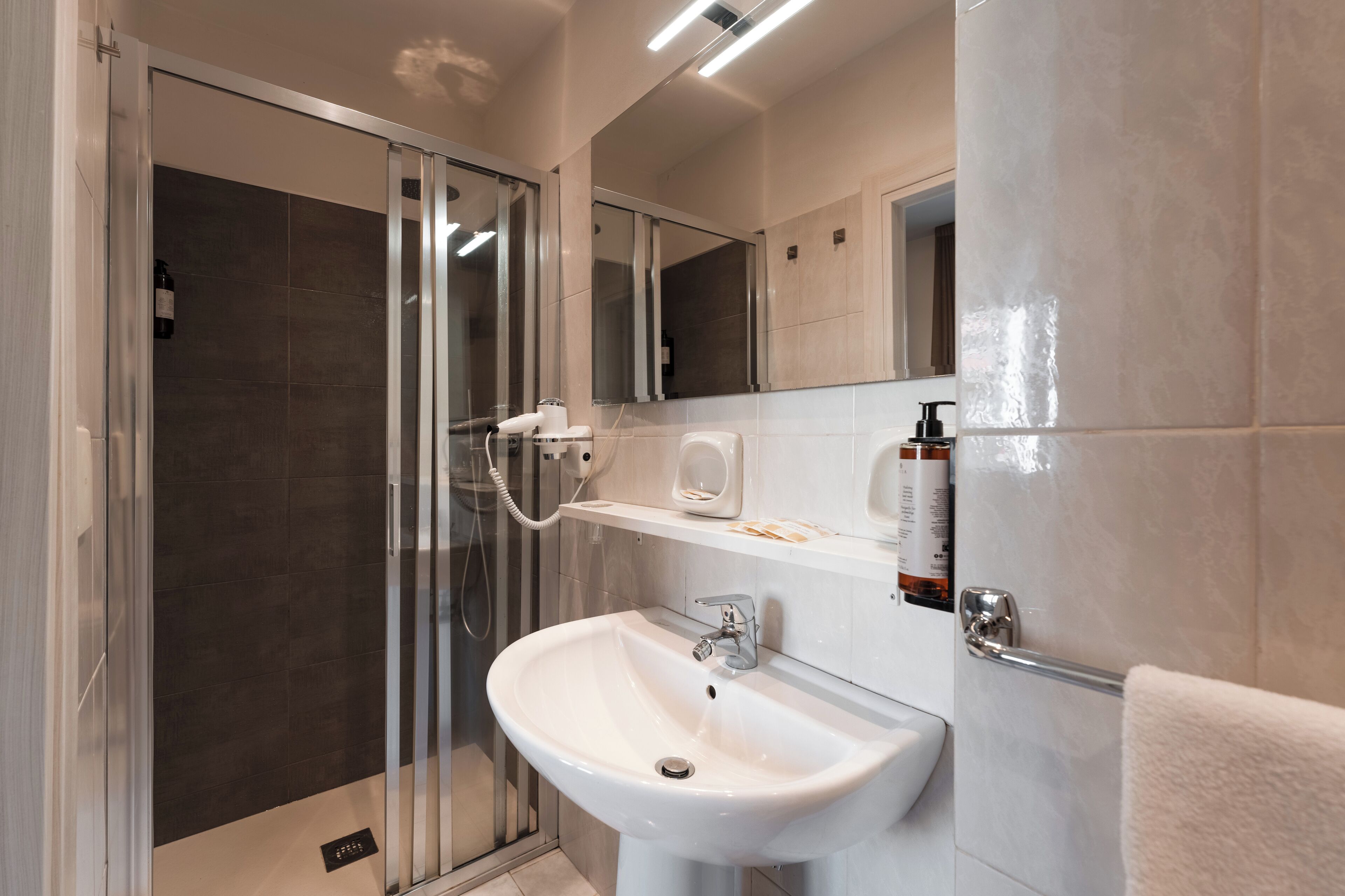 comfort double room | bathroom | shower, eco-friendly toiletries, hair dryer, bidet