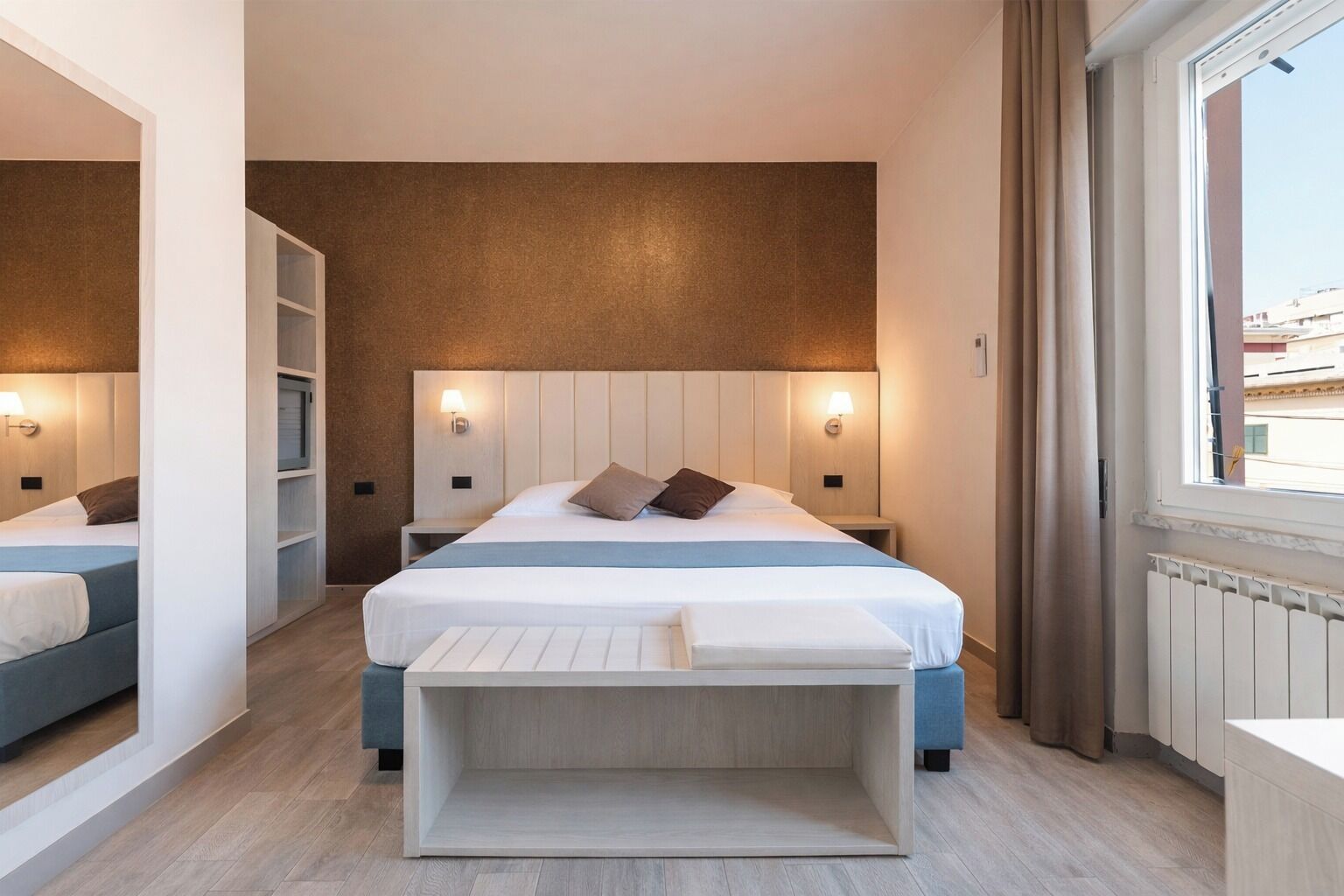 Cubrecamas, minibar, caja de seguridad en la habitación y escritorio 