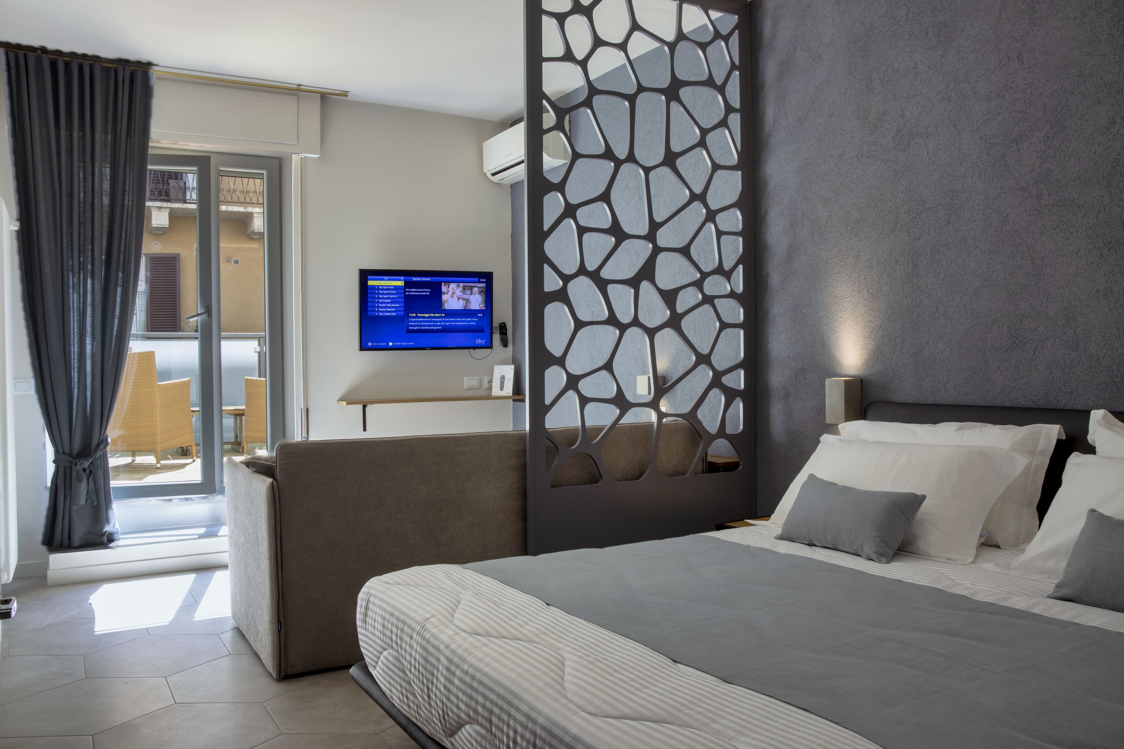 2 bedrooms, down duvets, minibar, in-room safe